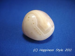 白い縞模様の入ったアゲートタンブル