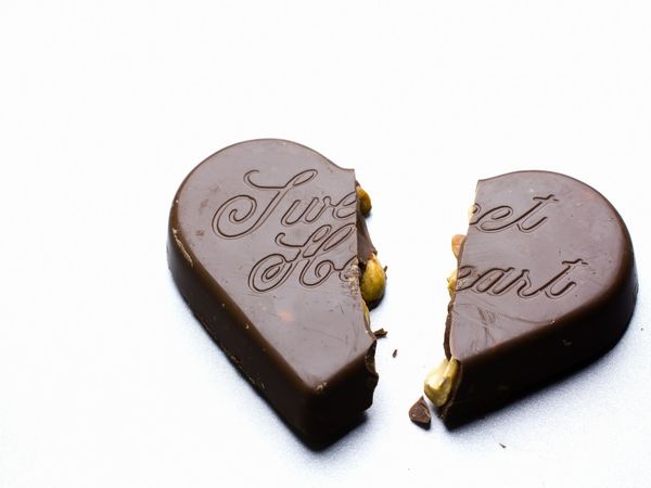 割れたハートのチョコレート